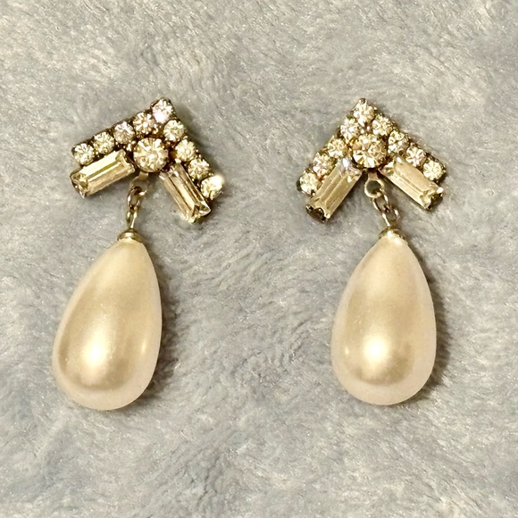Vintage Faux Pearl drop earrings with Rhinestone’s. - Picture 6 of 16